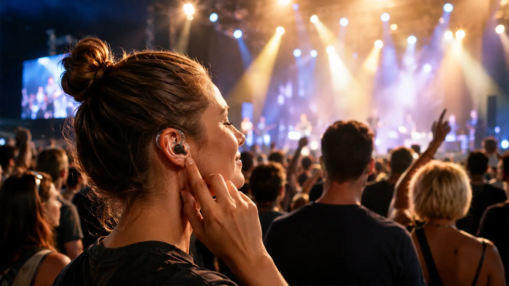 Konzertbesucher bei lauter Musik mit Gehörschutz zum Schutz vor möglichen Tinnitus Ursachen