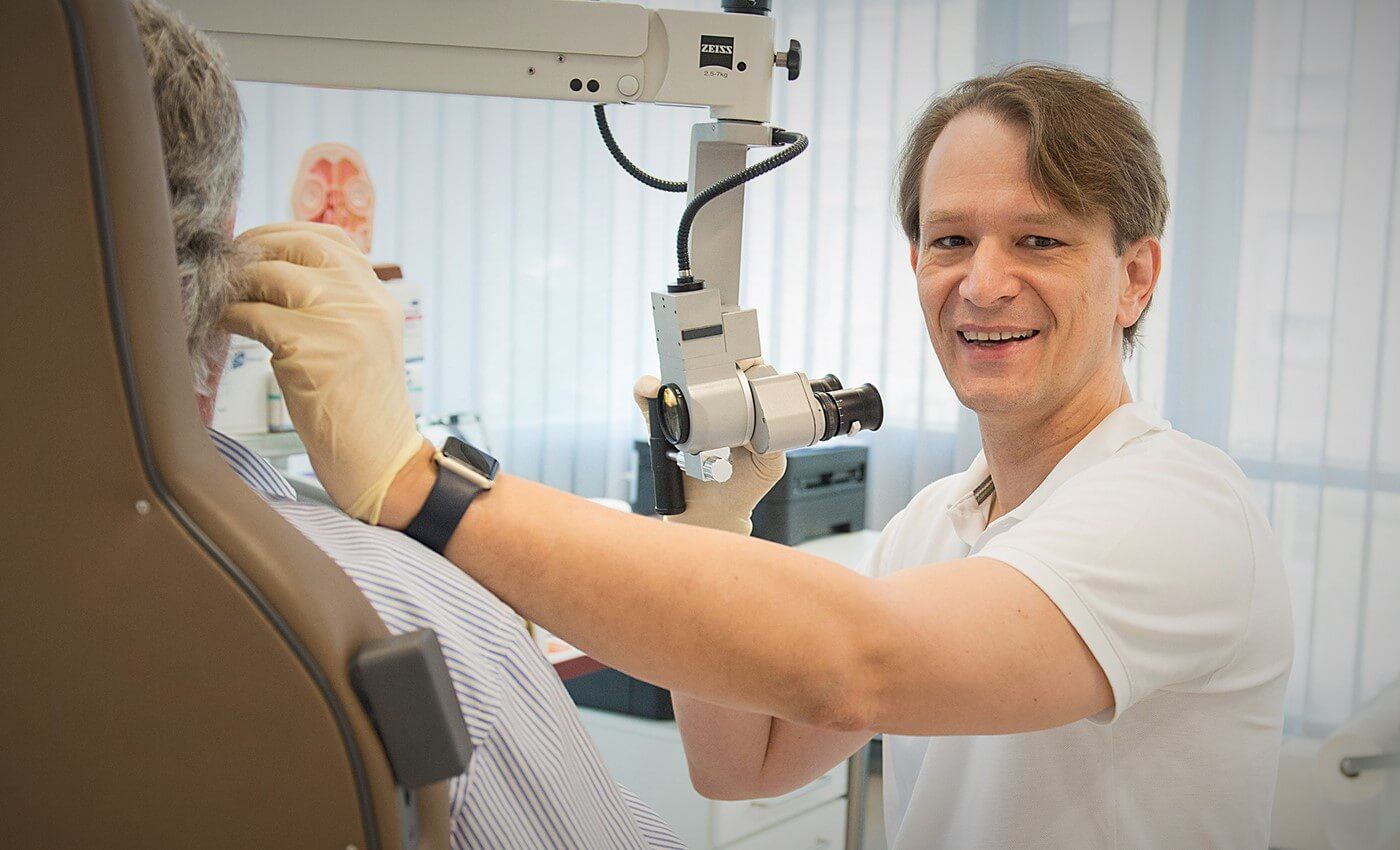 Augenarzt, Augenuntersuchung, medizinische Prozedur, OP-Mikroskop, Patientenbetreuung